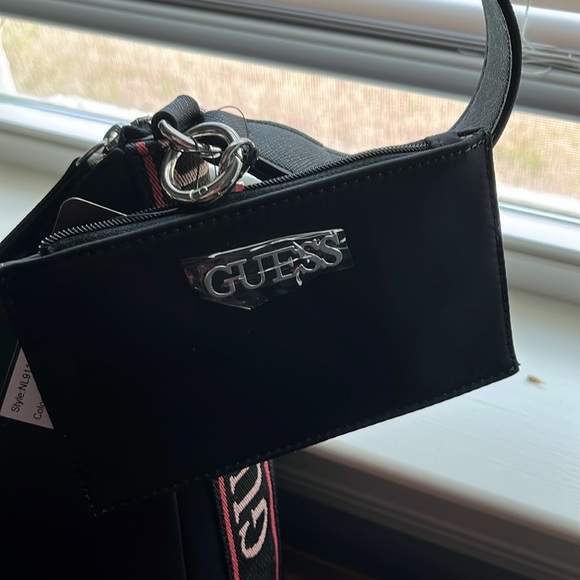 NWT guess purse . Selling to pay for post chemo - Picture 5 of 6